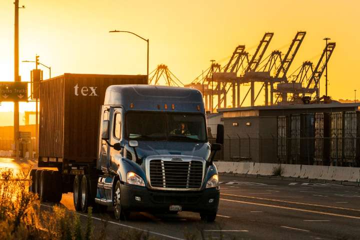 Trump retiene $40 millones a California por requisito de inglés para camioneros