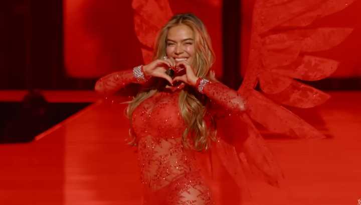 Karol G alza vuelo: su debut como “ángel” en el icónico desfile Victoria’s Secret