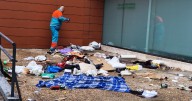 Los servicios de limpieza del Ayuntamiento de Madrid desmantelan un 'campamento' de sintecho en Chamberí