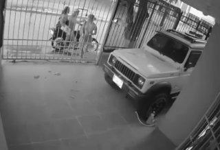 EN VIDEO: Pareja atracó a joven en la urb. Andrea Carolina