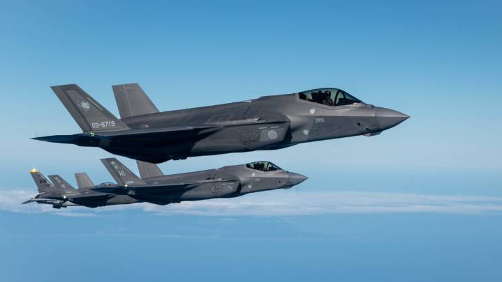 Caracas denuncia que cinco aviones de combate de EE.UU. sobrevolaron el espacio aéreo venezolano
