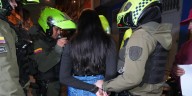 Mujer en Bogotá con casa por cárcel por tentativa de homicidio estaba “rumbeando” con el brazalete del Inpec puesto