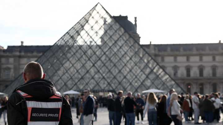 El Louvre reabre sus puertas tres días después del robo de joyas: la investigación arroja nuevas pistas sobre los ladrones