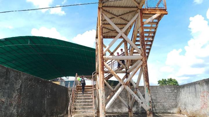 Padres de la escuela Juan Millán de La Roca solicitan la reparación de la pasarela de la Av. Libertador