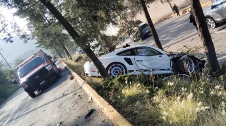 Lujo y velocidad choca “Porsche”; la unidad quedó severamente dañada tras impactar tres árboles