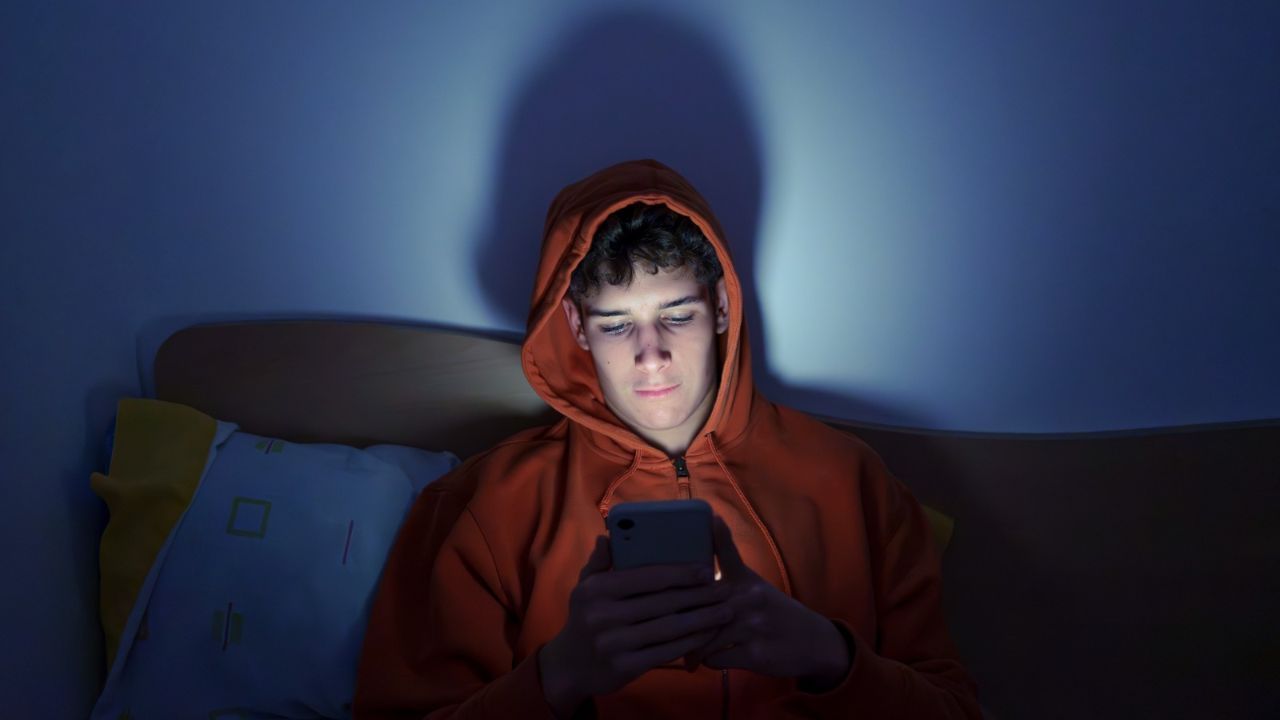 Amnistía Internacional alerta que el algoritmo de TikTok expone a jóvenes franceses a contenidos que fomentan la depresión y el suicidio