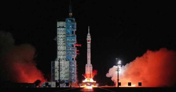 Nave china Shenzhou-21 se acopla con estación espacial y establece récord de velocidad
