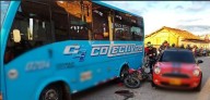 COLISIÓN ENTRE BUS, CARRO Y MOTO