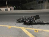 Motociclistas ignoran semáforo y mueren al estrellarse con una camioneta