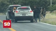 Captan en video violento robo de camioneta a pareja joven