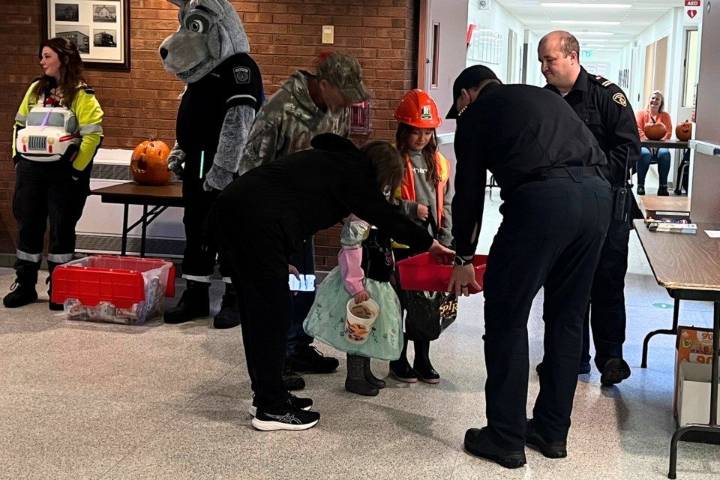 Sundridge kids prepare for Trunk or Treat Halloween event