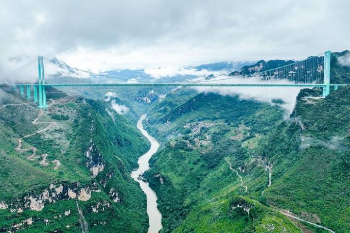 Gran Cañón de Huajiang. Así es el puente más alto del mundo: mide 625 metros y reduce de dos horas a dos minutos los traslados