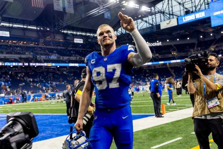 Aidan Hutchinson focused on football, teammates’ gifts after record