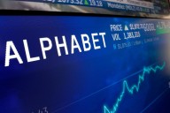 Alphabet’s AI strength fuels biggest quarterly jump since 2005