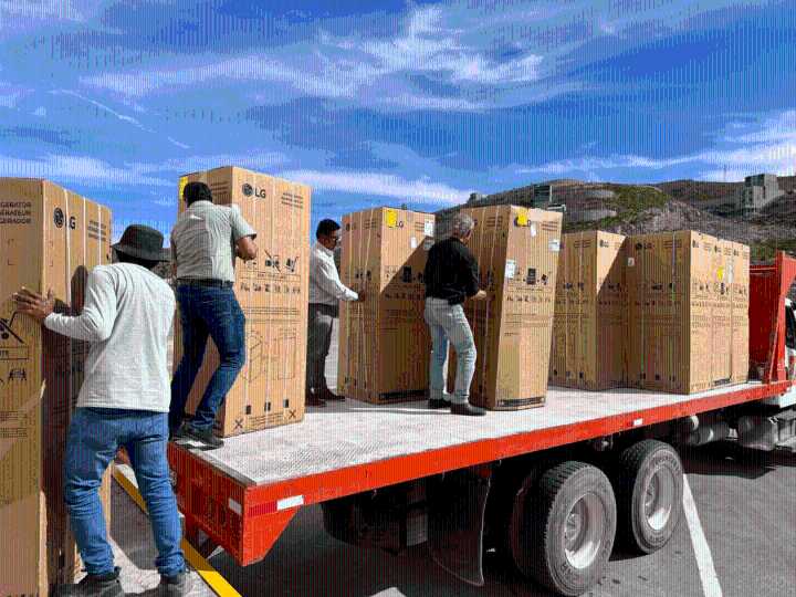 Donan 110 refrigeradores a familias afectadas por lluvias en la Huasteca potosina