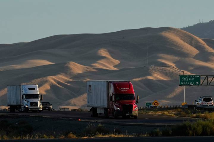Retención federal de $160 millones a California por licencias a camioneros no ciudadanos