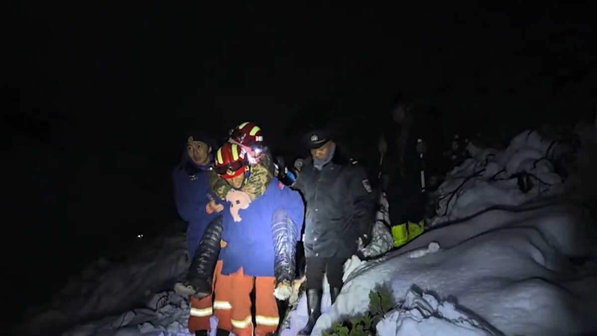 Evacúan a 350 montañeros del Everest tras una tormenta de nieve mientras unos 200 siguen atrapados