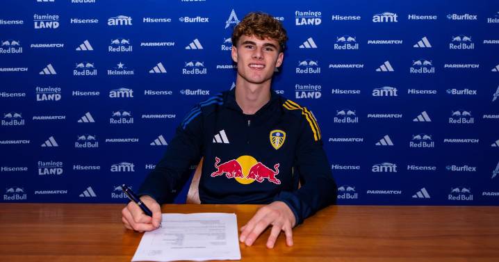 Harry Gray signs first Leeds United pro' contract as long