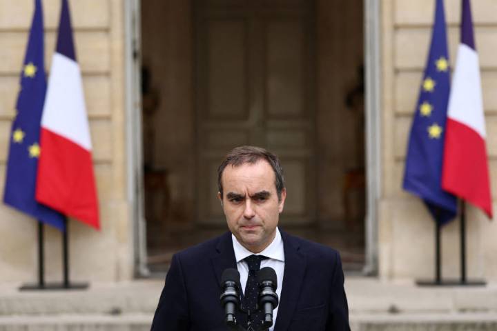 France's new prime minister resigns hours after naming government, plunging France further into political chaos