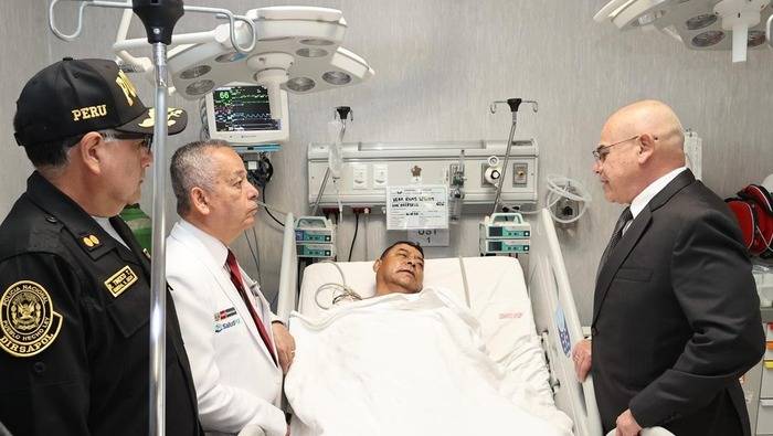 Premier Álvarez visita a heridos y condena violencia contra la Policía