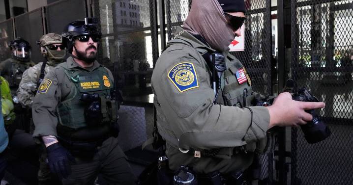 Illinois lawmakers approve ban on civil immigration arrests in state courthouses