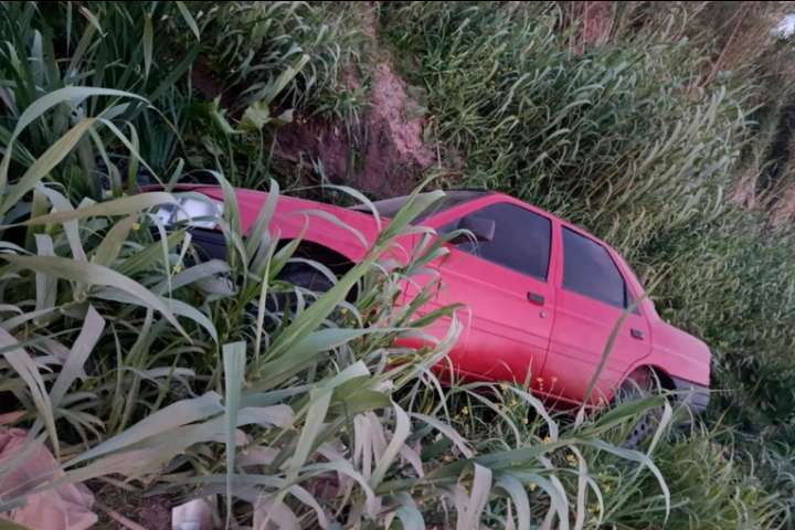 Adolescentes de 15 años conducían un auto que despistó y cayó en una zanja en Paraná