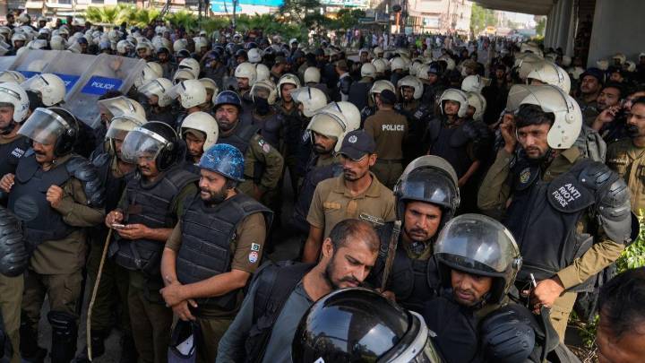 Pak authorities shut roads, mobile internet in Islamabad to block religious grou