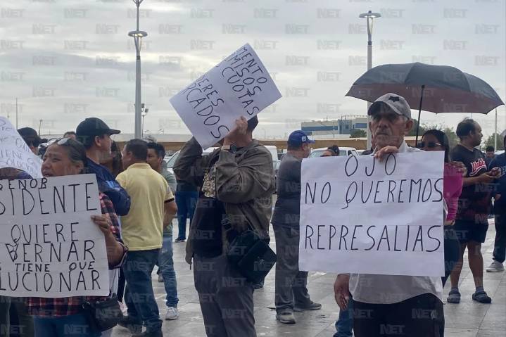 Protestan comerciantes en presidencia; denuncian cobros injustos