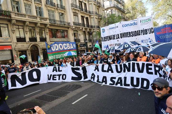 Los médicos del Garrahan y las universidades reclaman la aplicación de las leyes que les otorgan más fondos