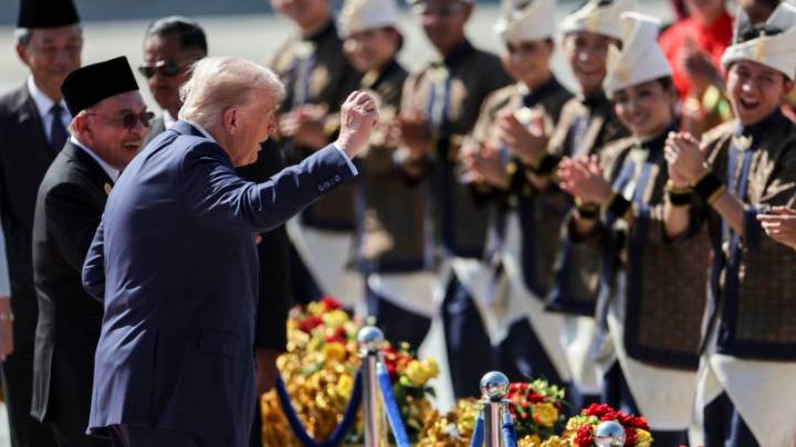 Trump baila en la alfombra roja al llegar a Malasia
