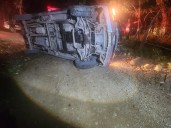 Camioneta vuelca en avenida Las Carboneras de Puerto Vallarta; hay un lesionado