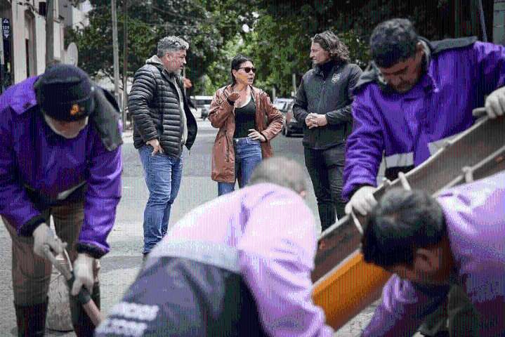 Mayra supervisó tareas de bacheo en el centro de Quilmes