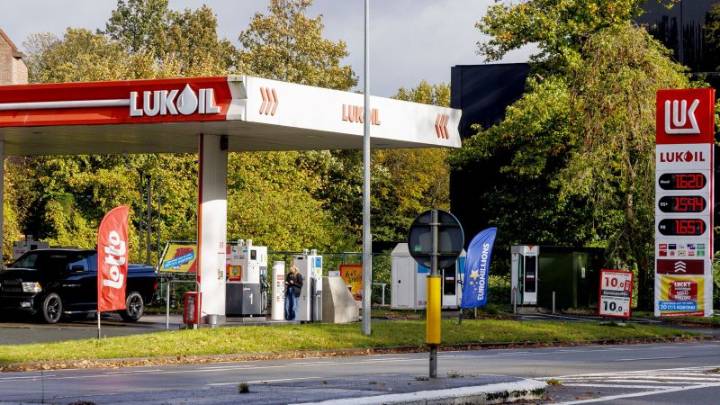 Azotada por severas sanciones estadounidenses, la petrolera rusa Lukoil acepta oferta para vender su negocio internacional
