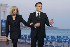 Diez personas enfrentan juicio por ciberacoso contra esposa del presidente francés