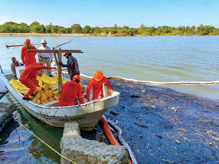Arranca recolección de crudo derramado en el río Pantepec; escasea agua potable
