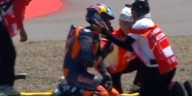 El argentino Valentín Perrone protagonizó un fuerte accidente en Moto3: lo chocó un rival y fue trasladado al hospital