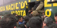 Paro de transportistas: Largas colas para subir a buses de la PNP y colectivos informales trasladan personas colgadas de las puertas