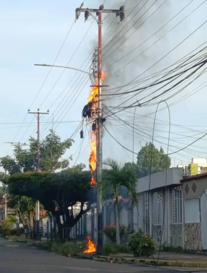 Reportan incendio en cables del tendido eléctrico en Villa Asia
