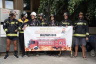 Los bomberos se encadenan en el Ayuntamiento: «No es una huelga, es desesperación»