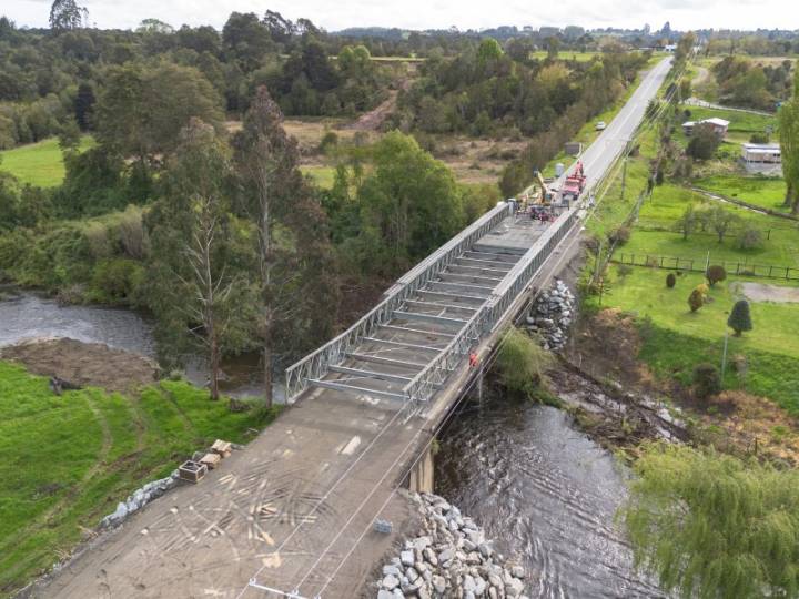 Un 75% de avance llevan obras de instalación de puente mecano en Colegual en Puerto Varas