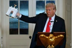 Trump hosts dinner for wealthy donors to White House ballroom