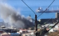 Un adulto mayor sufrió quemaduras y un bombero lesiones en incendio que afectó una vivienda en el cerro Los Placeres de Valparaíso