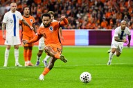 4-0. Depay acerca a Países Bajos al Mundial