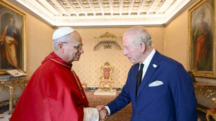 El papa León XIV reza junto al rey Carlos III en un oficio inédito desde el cisma anglicano
