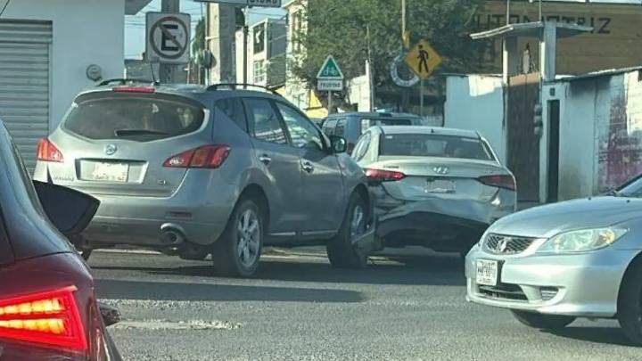 Camioneta impactó auto, desquició el tráfico