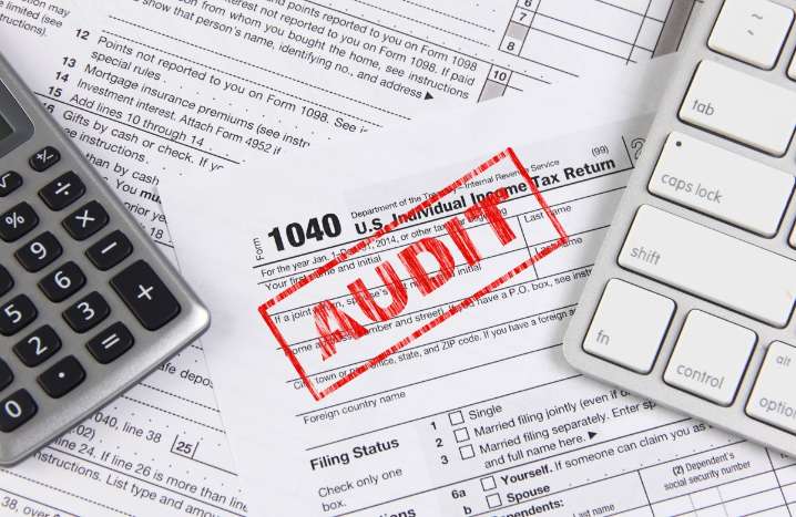 De acusador a acusado: auditor vinculado a fraude fiscal y soborno en clubes nudistas en Nueva York