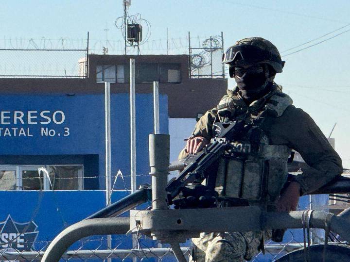 Realizan cateo en el Cereso 3, buscan armas y droga