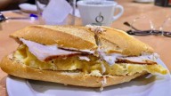 Este es el bar de Málaga que sirve "el mejor pitufo" de toda la ciudad: enorme y a 2,30 euros