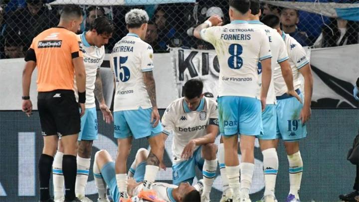 Video: el delantero de Racing Elías Torres sufrió una grave lesión y hay gran preocupación