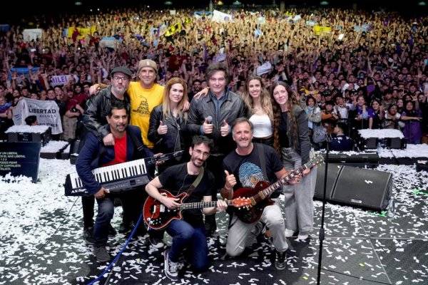 Deportivo Español desvinculó al abogado que toco el piano con Milei